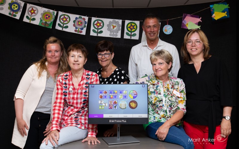 Herinneringen ophalen, het denkvermogen stimuleren met quizzen, samen naar muziek luisteren, samen zingen, dansen of bewegen op de muziek; in de Waadwente kan dat nu met de Braintrainer!
