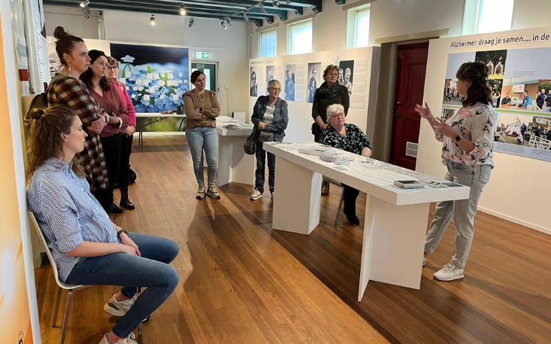 en rondleiding door de expositie 'Alzheimer draag je samen'
